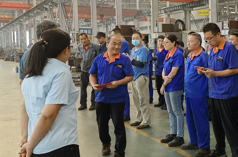 王啟海兒子被山東勞動(dòng)職業(yè)技術(shù)學(xué)院錄取，李總代表公司送去兩千元恭賀金。