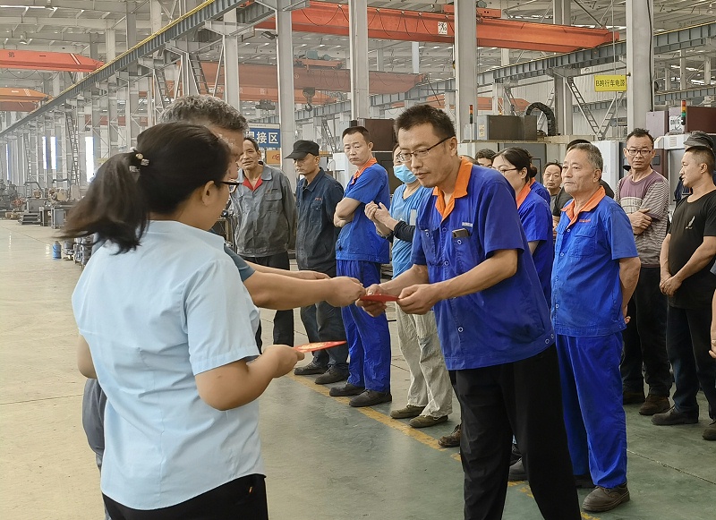 吳雪勇兒子被哈爾濱工業(yè)大學(xué)錄取，李總代表公司送去兩千元恭賀金。