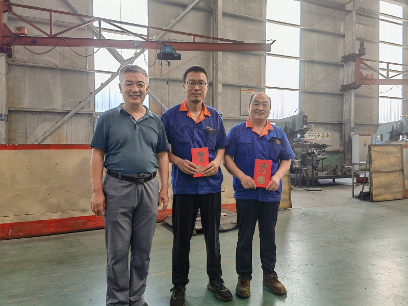 李總與吳雪勇、王啟海合影留念。