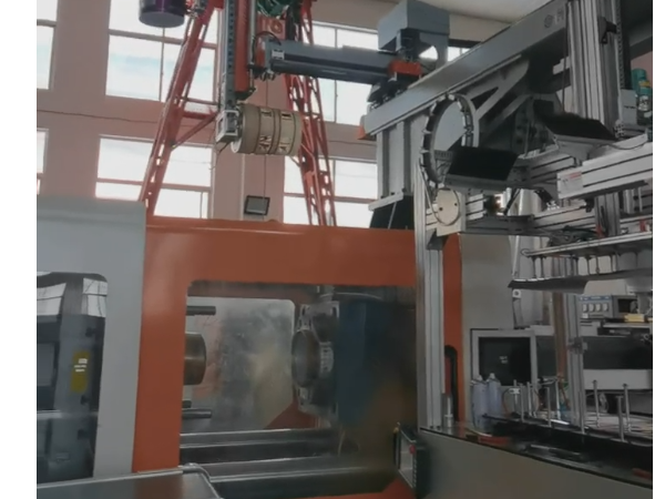 制桶專用機(jī)模內(nèi)貼標(biāo)生產(chǎn)現(xiàn)場視頻