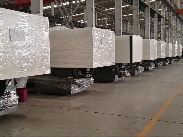 220T勝沃注塑機(jī)發(fā)往越南